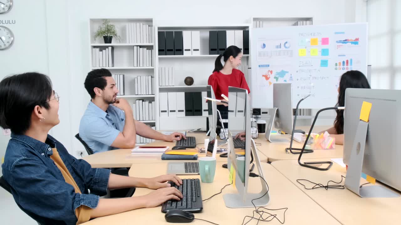 4k uhd 드 헬드 그룹 아시아 젊은 창의적인 행복한 사람들 캐주얼 드레스 기업가 비공식적인 브레인 스 비즈니스 회의