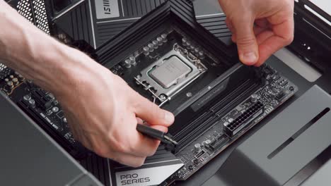 hombre instalando palos de ram en una placa base