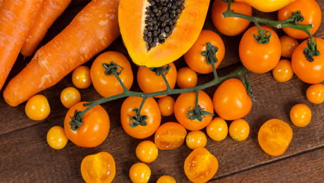 video de comida vegetariana orgánica fresca con verduras naranjas en tablero de madera