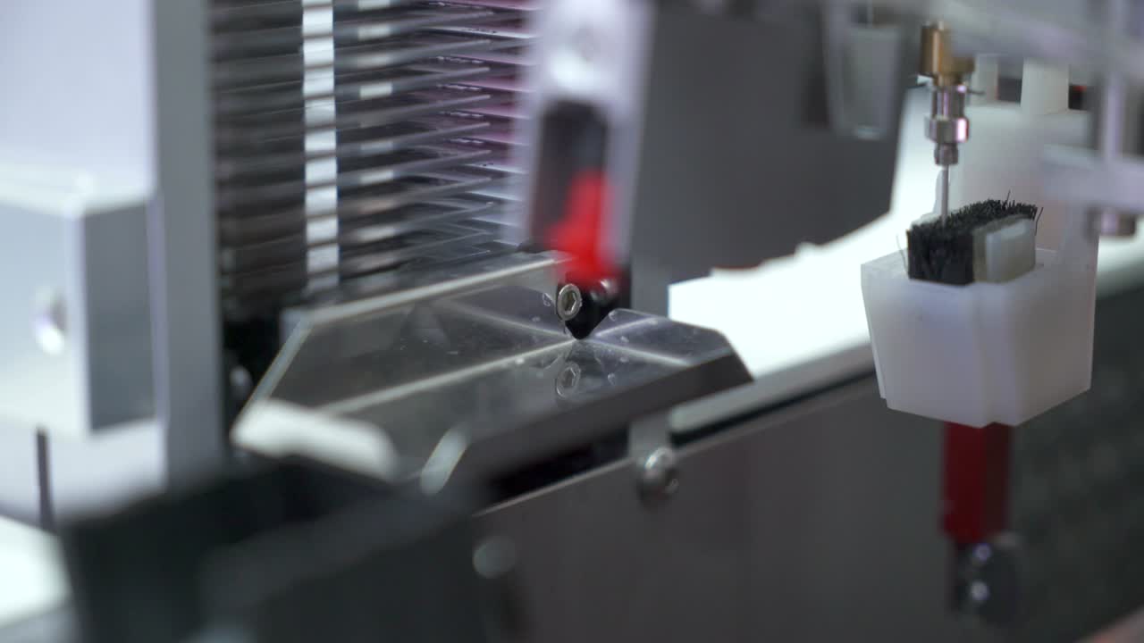 의료 장비는 객관 및 커버 슬라이드와 함께 현미경으로 작동합니다.