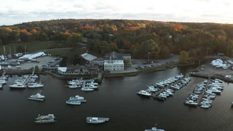 Hermoso-Disparo-Aéreo-Al-Atardecer-De-Un-Astillero-En-El-Río-Real-En-Yarmouth,-Maine-Durante-El-Otoño