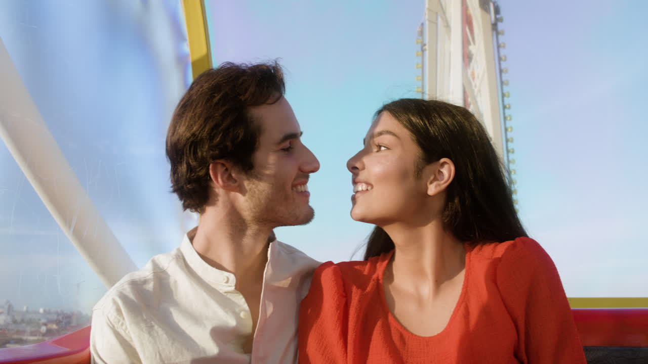 사랑에 빠진 커플이 키스하고