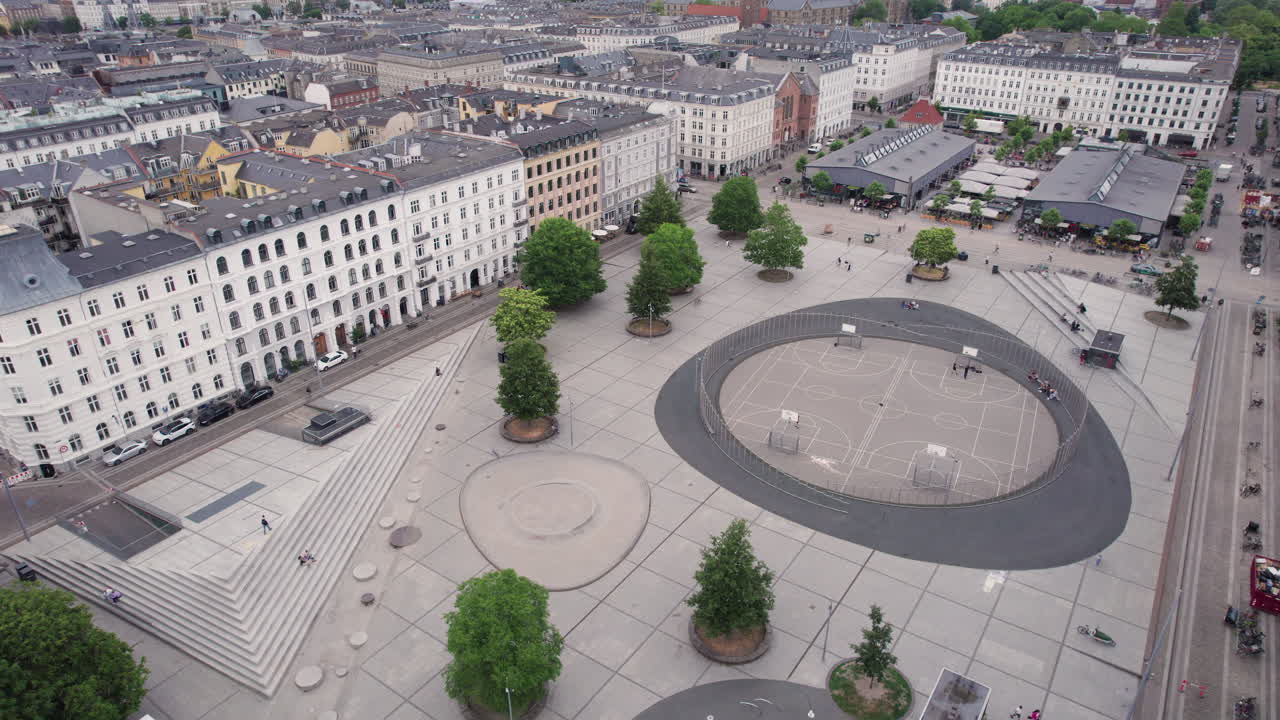 una vista desde arriba de israel platz en copenhague durante el mediodía, bulliciosa con la gente y la vida de la ciudad