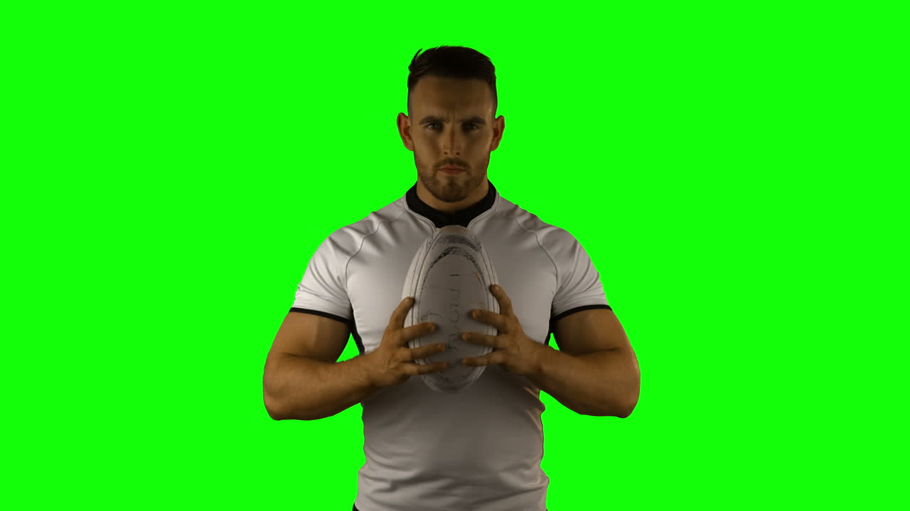 jugador de rugby serio sosteniendo la pelota