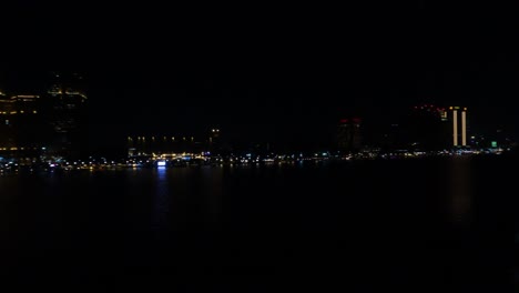 Pan-Justo-Encima-Del-Río-Nilo-En-El-Cairo,-Egipto-En-La-Noche