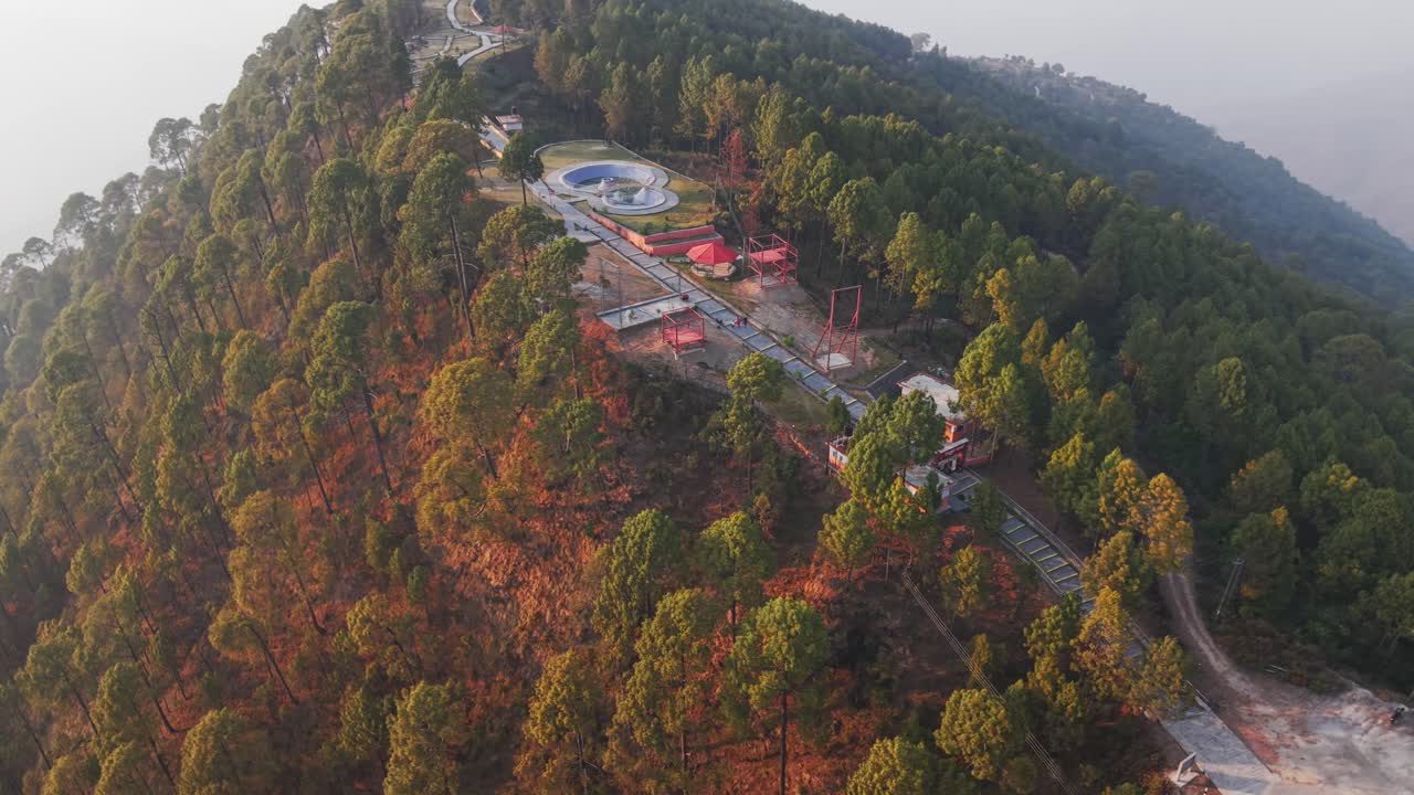Filmato di verdi colline e area forestale a Resunga, Gulmi. Mostra paesaggi naturali e terreno collinare dall'alto