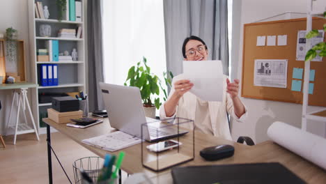 mujer de negocios feliz y emprendedora escribiendo en una computadora portátil