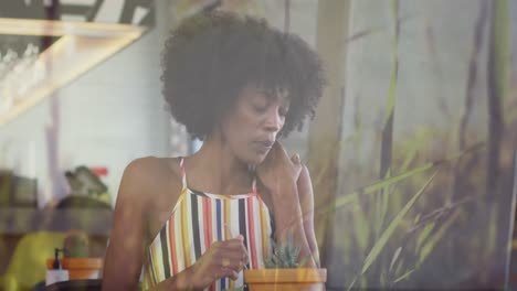 video de luces sobre una mujer biracial sentada en un restaurante