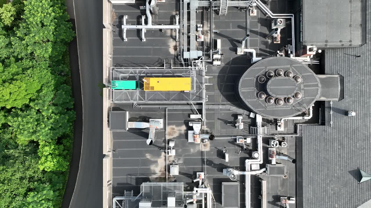 건물 지붕의 금속 그레이트에 파이프와 제어 상자의 복잡한 네트워크