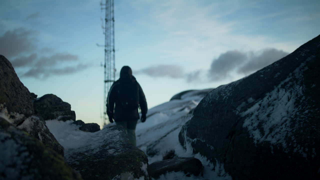 일출 때 로브스타켄 정상을 향해 걸어가는 등산객의 핸드헬드 샷