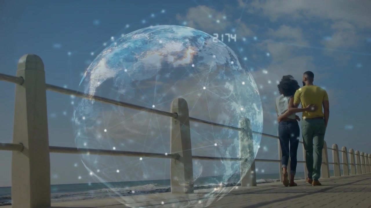 Un globe technologique se stabilisant au-dessus d'une promenade en bord de mer, un couple marchant bras dessus bras dessous tandis que des nœuds de données pulsent.