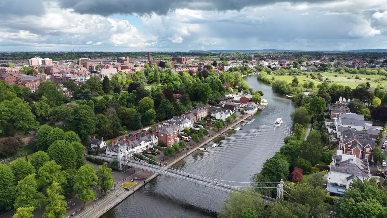 Case sul lungofiume sul fiume Dee a Chester, Regno Unito, vista aerea con drone.