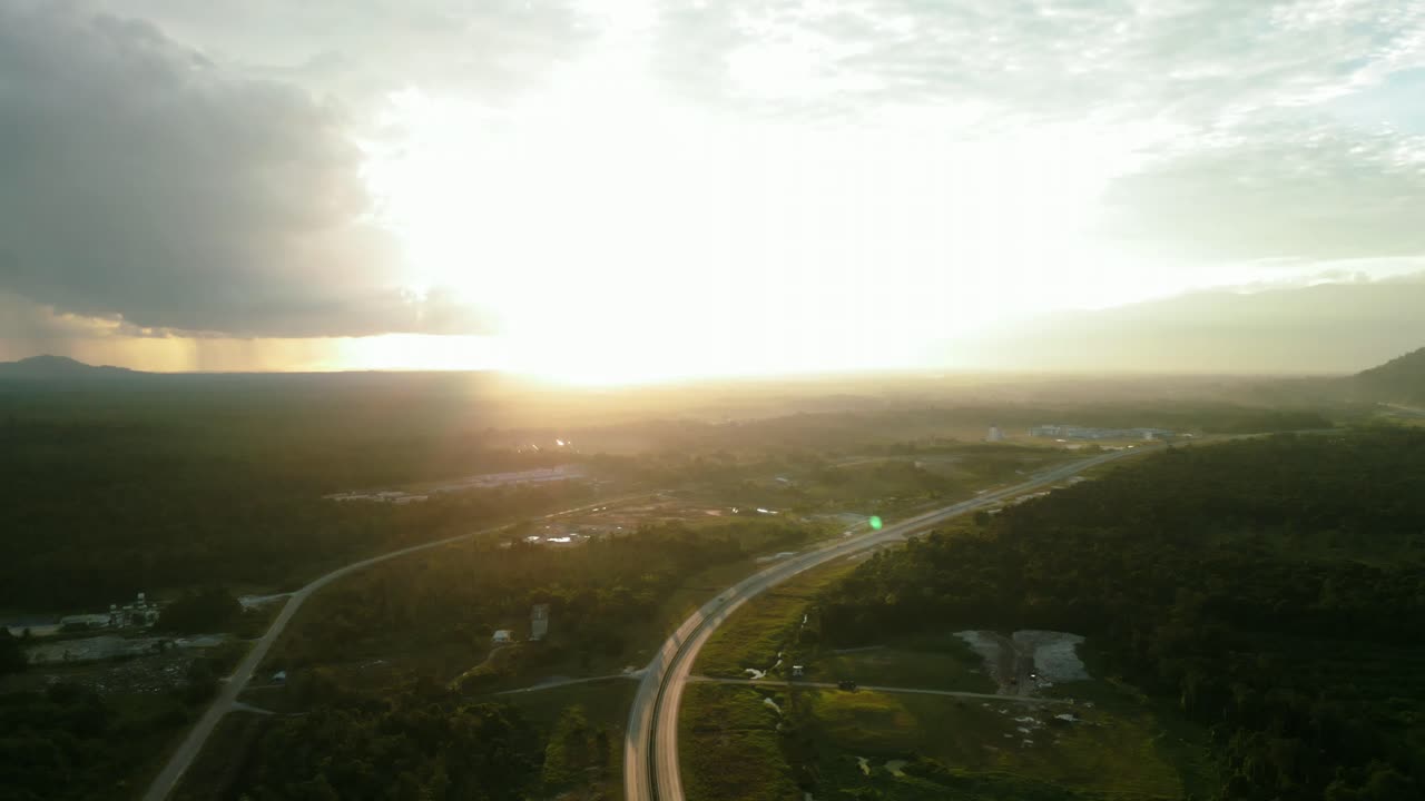 vista aérea del atardecer en el puente de lundu y el río con bosque verde, montaña detrás del suelo. sarawak.