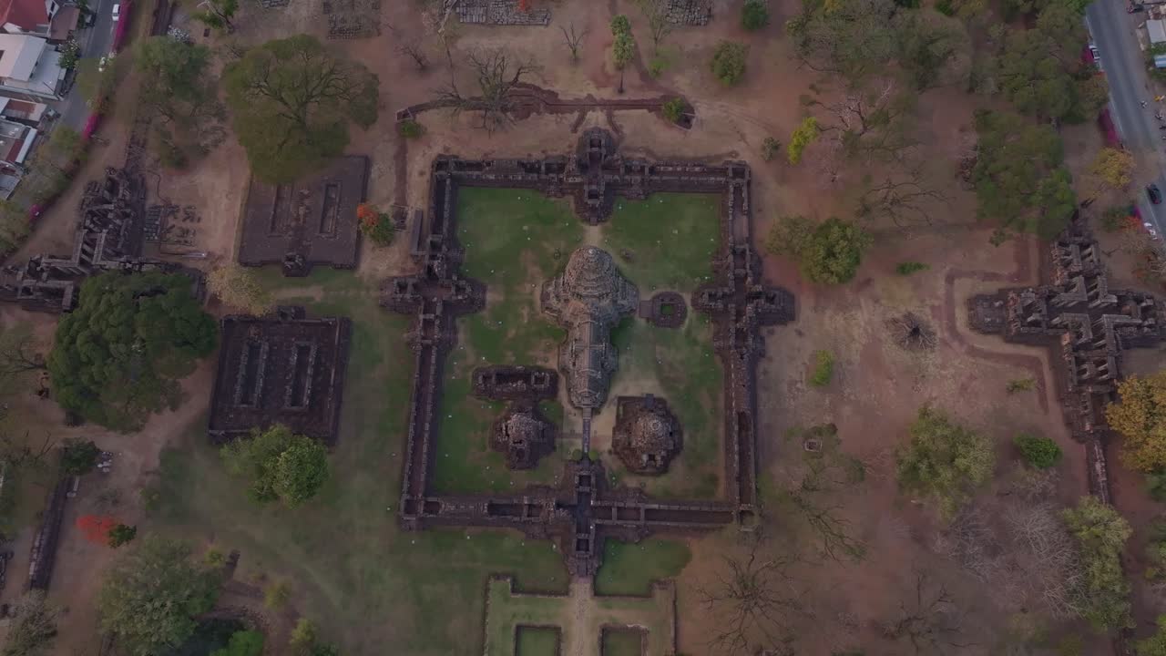 Rovine senza tempo di Phimai illuminate da un caldo bagliore del tramonto