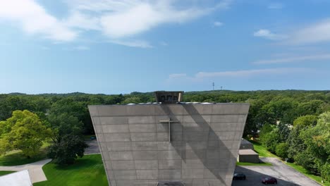 Descenso-De-Nivel-Desde-Arriba-De-La-Iglesia-Católica-En-Michigan