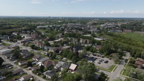 órbita-Panorámica-Aérea-Sobre-Calles-Tranquilas-Que-Rodean-La-Iglesia-En-Un-Hermoso-Suburbio-De-Canadá