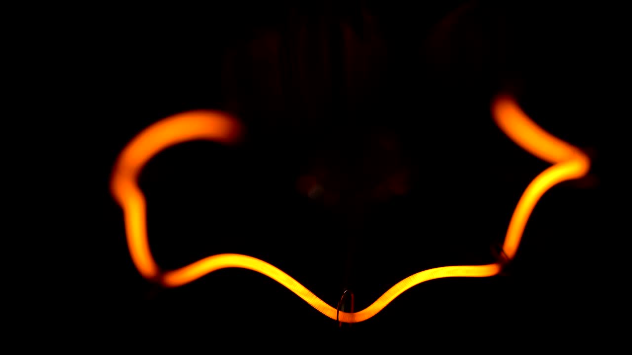 hélice de bombilla sobre un fondo negro