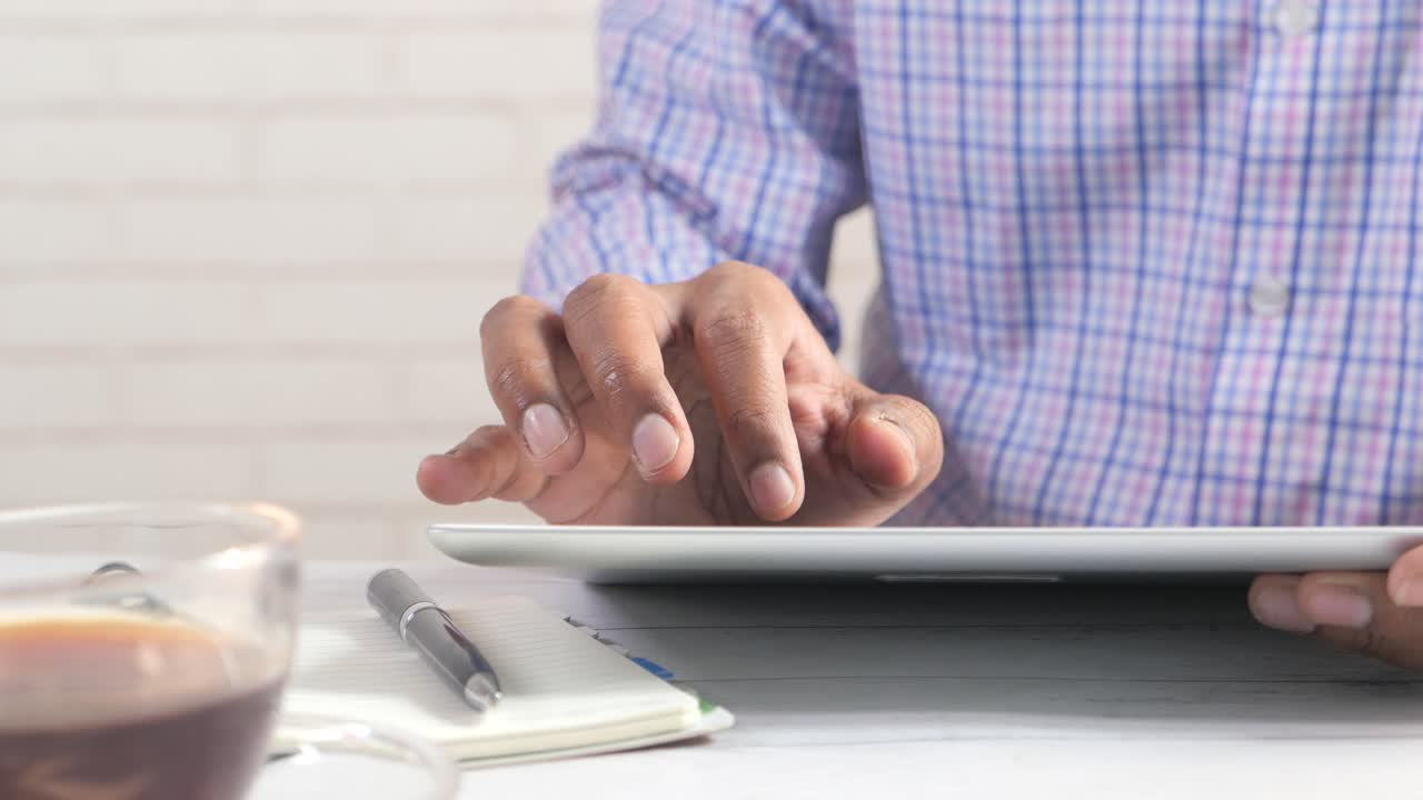 persona de negocios que utiliza una tableta