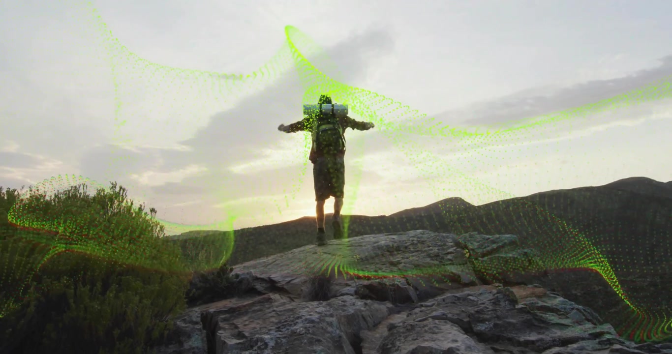 Escursionista che raggiunge la cima della montagna con connessione digitale futuristica