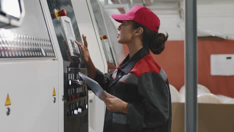 ingeniera trabajadora en una fábrica