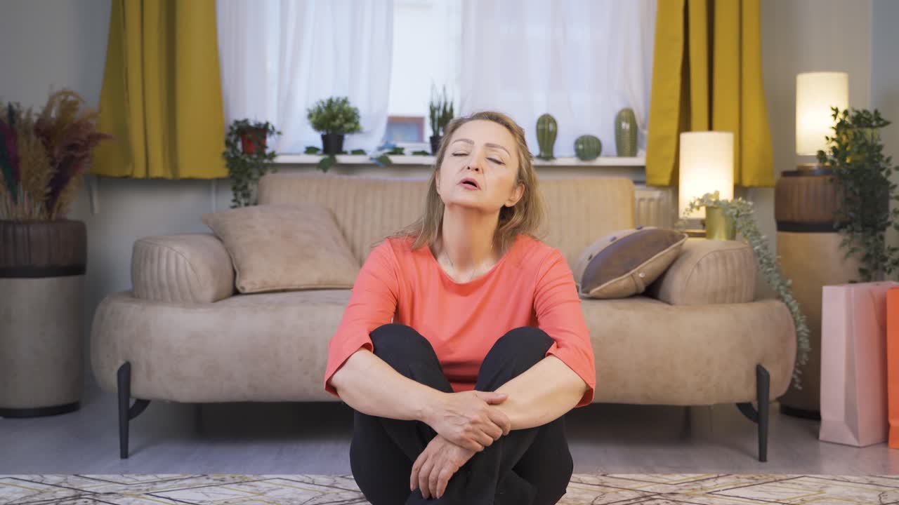 피곤해 보이는 여자.