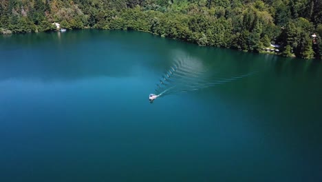 Vista-De-Un-Pequeño-Bote-En-Los-Lagos-De-Monticchio-Desde-Un-Dron