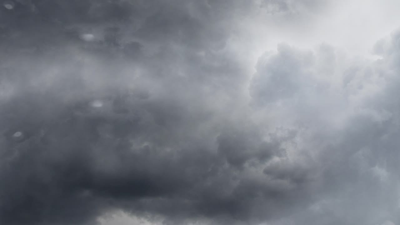 어두운 하늘과 뇌우에 적란운 구름