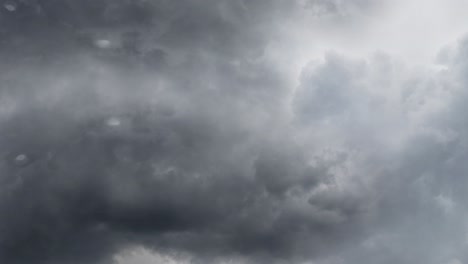 nubes cumulonimbus en un cielo oscuro y una tormenta