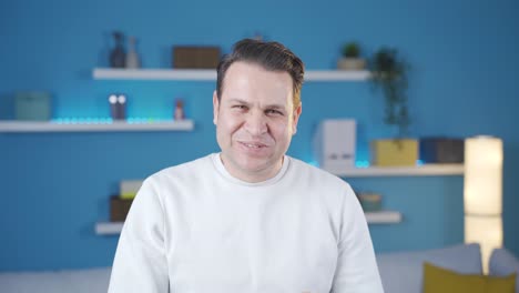 hombre mirando a la cámara con asombro felicita y aplaude, le gusta y está contento.