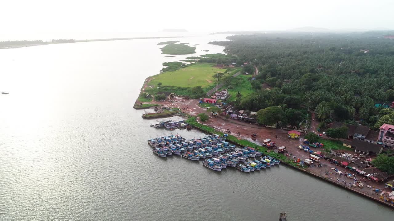 inclinación aérea hacia abajo y toma descendente del barrio de la ciudad junto al río
