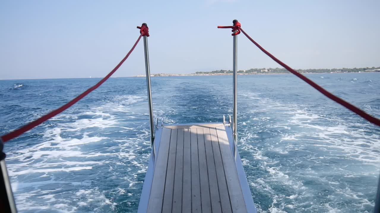 Segeltörn entlang der Küste Griechenlands nahe Athen im Mittelmeer an einem sonnigen Tag