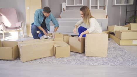 mudarse a una casa nueva y reparar el apartamento.