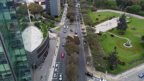 秘魯利馬的一條名為"avenida benavides"的街道在米拉弗洛雷斯區的無人機視頻