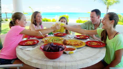 familia caucásica disfrutando del almuerzo al aire libre en un complejo turístico