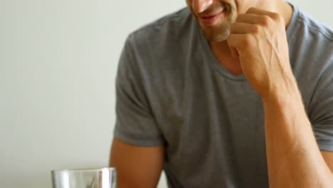 hombre usando teléfono móvil en la sala de estar 4k