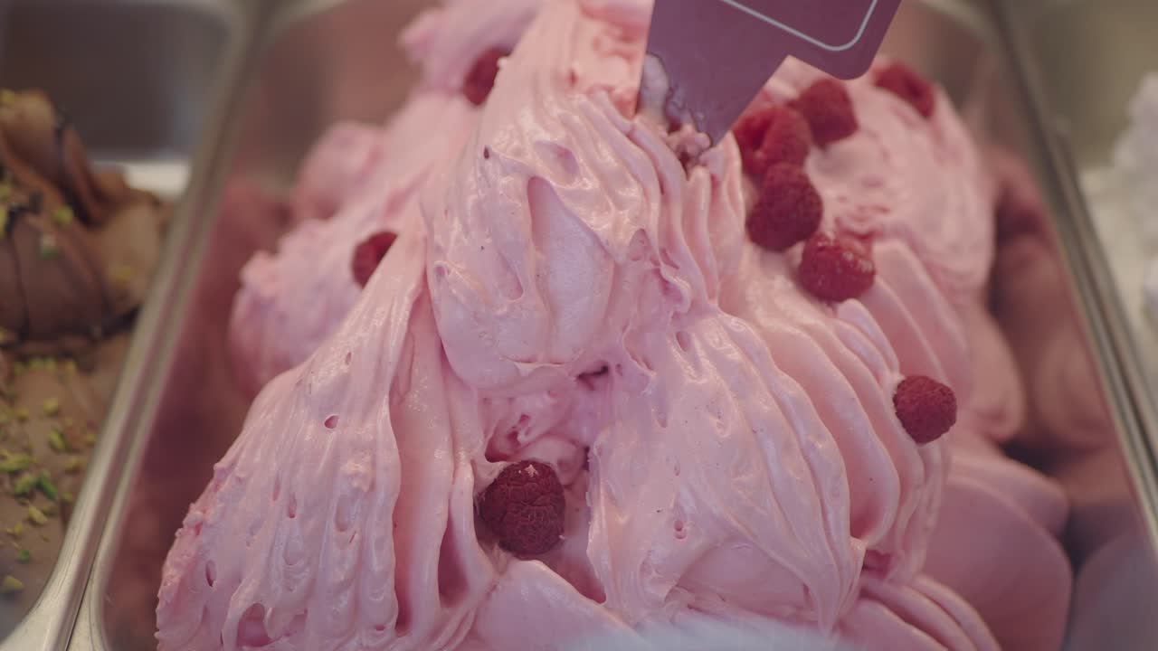 helado de frambuesa rosado