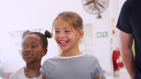niños de la escuela se les muestra un experimento en un centro de ciencias