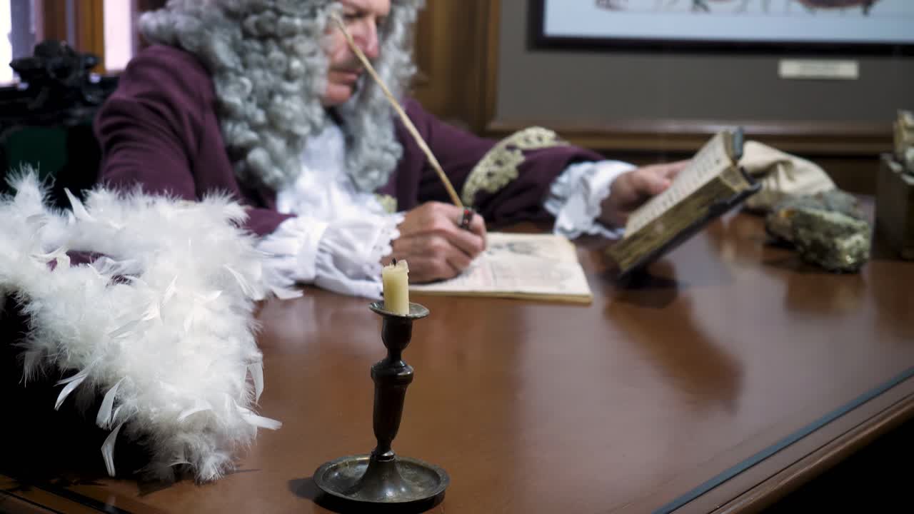 고대 지도와 광물을 연구하는 역사적 인물