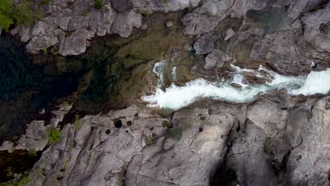 Agua-Que-Fluye-Del-Pozo-De-Natación-En-El-Desfiladero-De-Behana