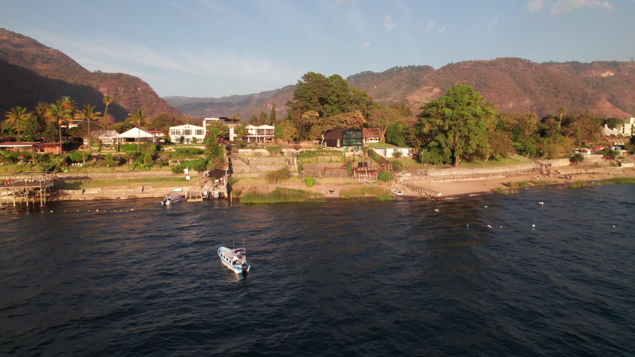 Barca turistica sul Lago Atitlan, Guatemala, panorama aereo a 360 gradi