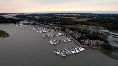 Puerto-Deportivo-En-órbita-Aérea-En-Bohicket-Creek-Cerca-De-Kiawah-Island-Y-Seabrook-Island-Sc,-Carolina-Del-Sur-Al-Amanecer