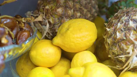 conjunto de frutas de piña, limón y dátiles
