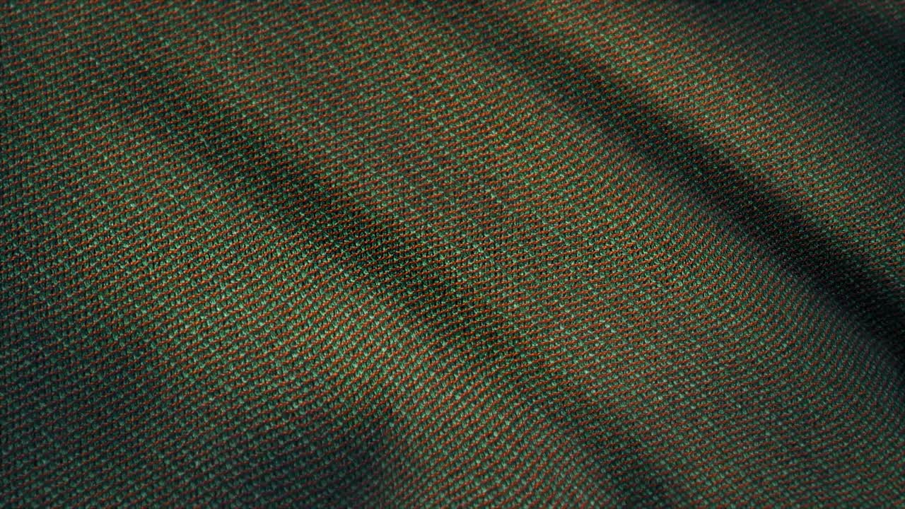 cerrado de tela verde con líneas rojas