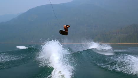 Mann-Beim-Wakeboarden-Im-Fluss-4k