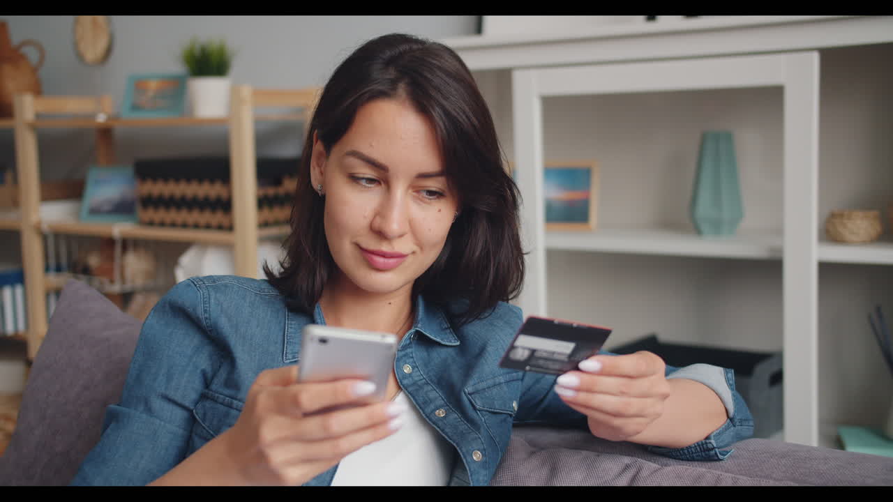 Donna che fa acquisti online con carta di credito a casa