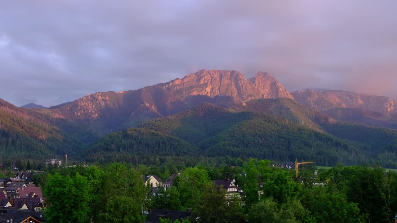 vista del atardecer del famoso pico giewont en la cordillera de tatra en zakopane, polonia - vistas de europa - suave 4k 24fps