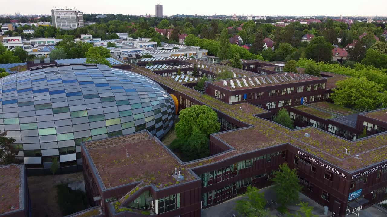 biblioteca con cúpula de cristal, letras freie universität berlin, sistema solar increíble vista aérea imágenes de drones elevados de la universidad gratuita berlin dahlem verano 2022 vista cinematográfica desde arriba por philipp marnitz