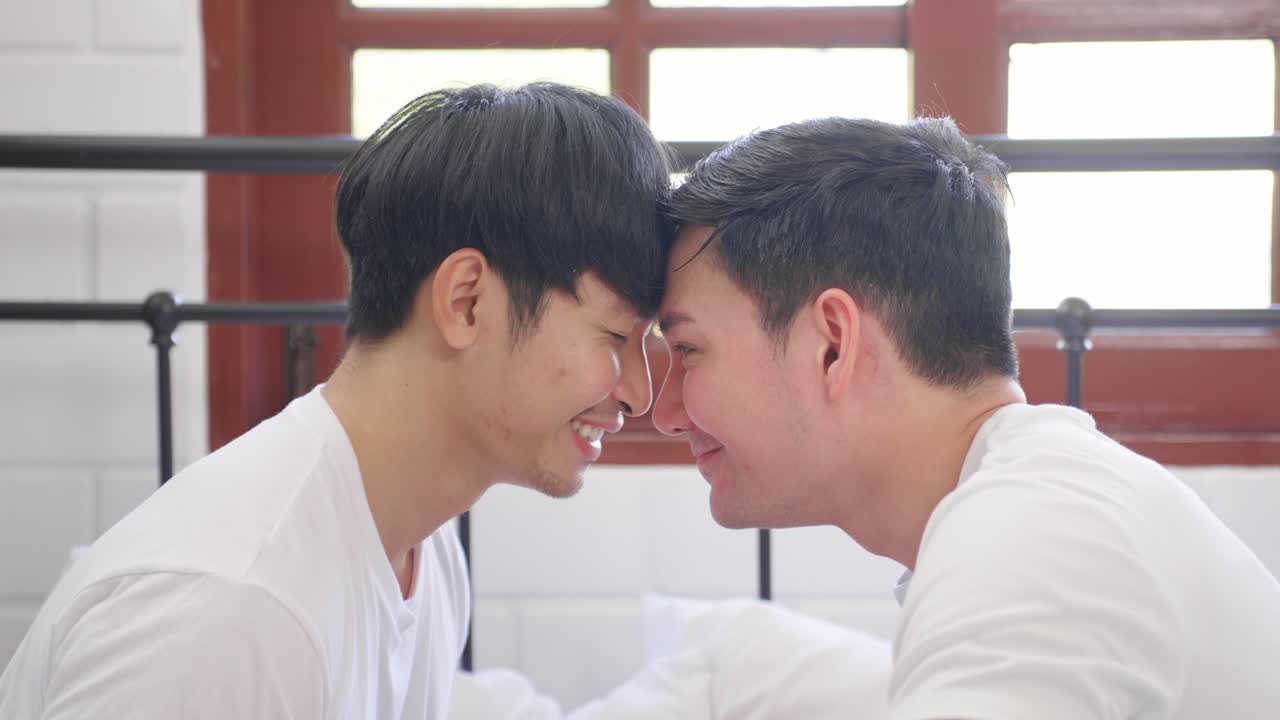 두 남자가 침실에서 얼굴을 맞대고 있습니다.