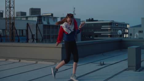 Mujer-Feliz-Bailando-En-La-Azotea-Al-Atardecer-Celebrando-Disfrutando-De-Un-Baile-Tonto-Divirtiéndose-Bailarina-Loca-En-La-Ciudad