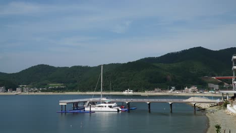 Katamaranboot-Für-Touristen,-Die-In-Hanwha-Resort-Geoje-Belvedere-Fahren,-Angedockt-An-Einer-Anlegestelle-In-Südkorea